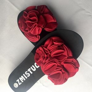 Floral Applique Flip Flops/Sandals Size 6.5 *NEW*